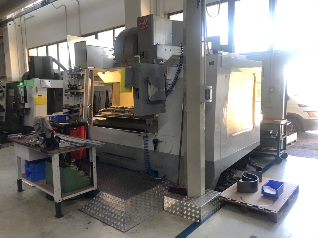 Centro di lavoro verticale Haas VF-6/50HE - Foto integrale macchina 