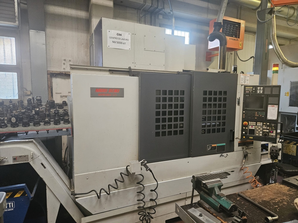 CENTRO DI LAVORO VERTICALE Mori Seiki NV 5000 B/40 - Foto integrale macchina 