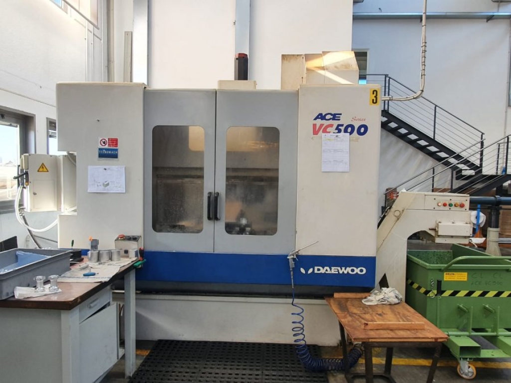 Centro di lavoro verticale rotopallet DAEWOO ACE VC500 - Foto integrale macchina 