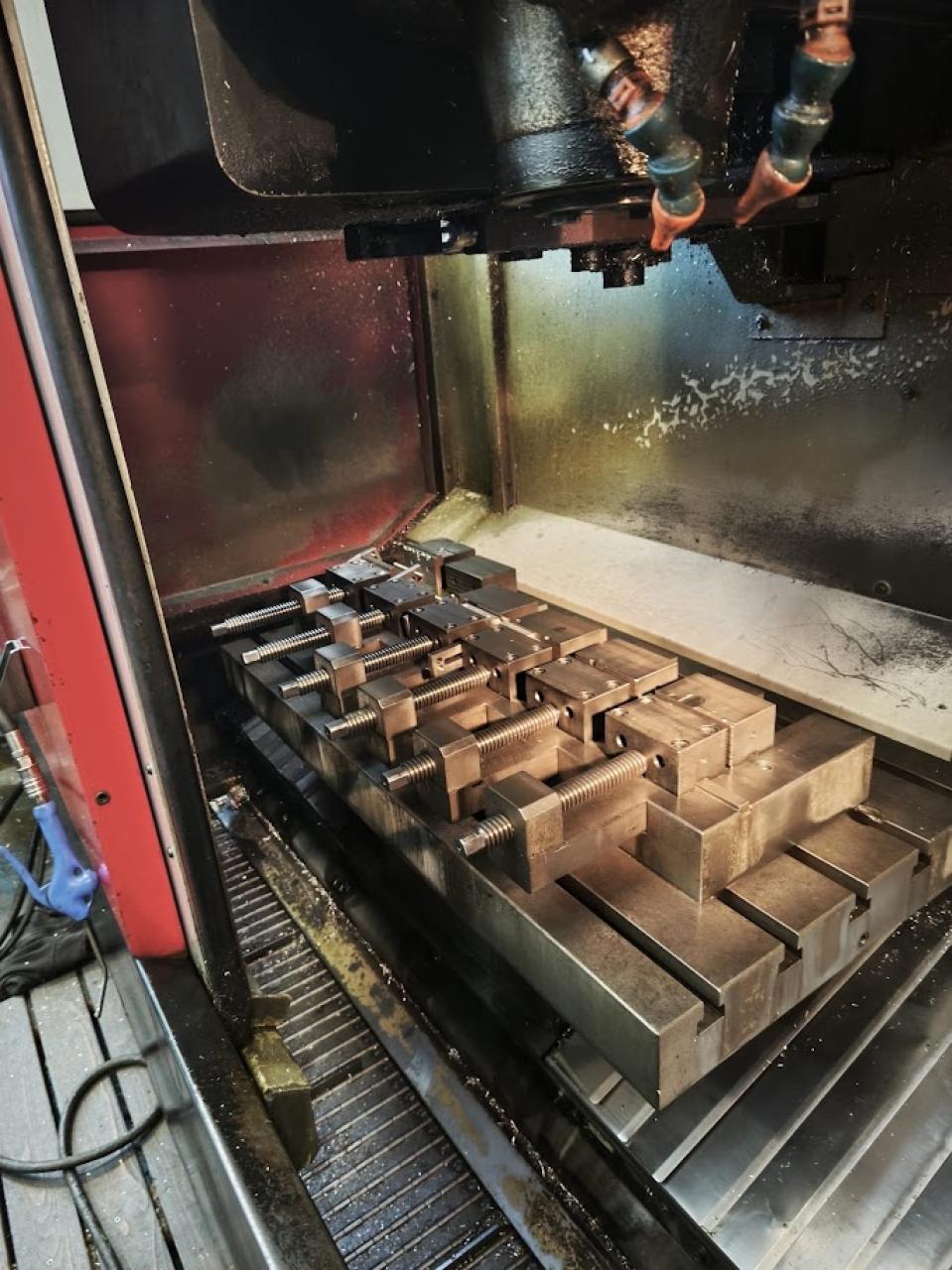 Centro Di Lavoro Emco Famup EmcoMill E900 Foto zona di lavoro 