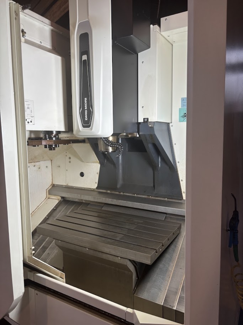 Centro Di Lavoro Verticale DMG CMX 600 V Work area photo 