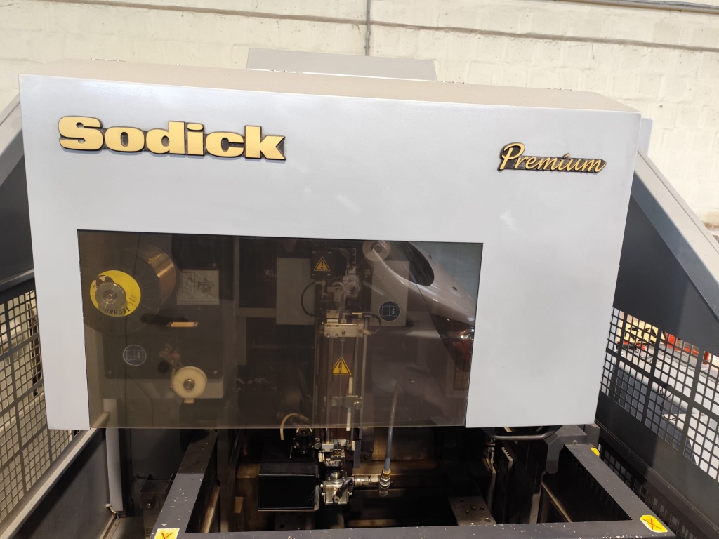 Elettroerosione A Filo LQ33W Work area photo