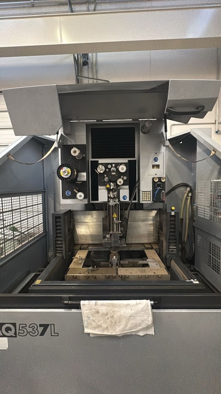 Elettroerosione A Filo Sodick AQ537L Work area photo 