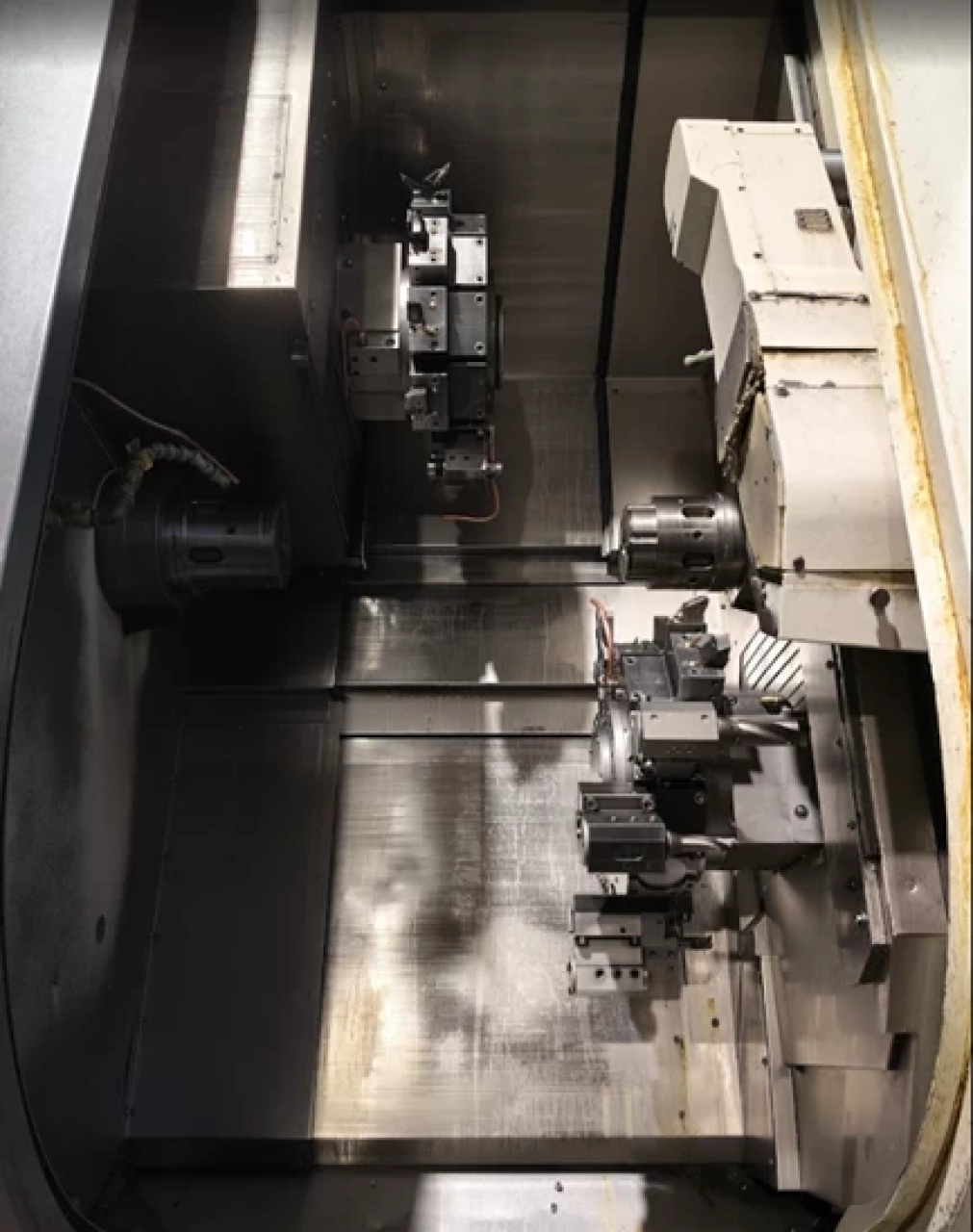 Tornio Motorizzato Cnc Nakamura Super Mill WY-250 Foto zona di lavoro 